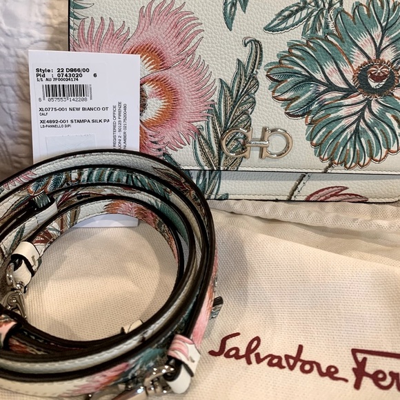 Salvatore Ferragamo new Gancini Bianco Stampa silk pattern handbag purse - Picture 3 of 9